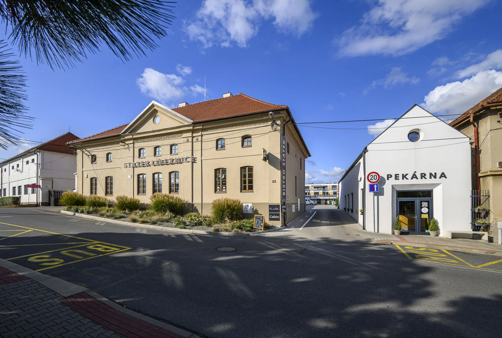 Statek Líbeznice a pekárna z ulice